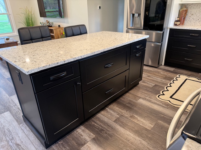 Midnight-Black-shaker-1-cc