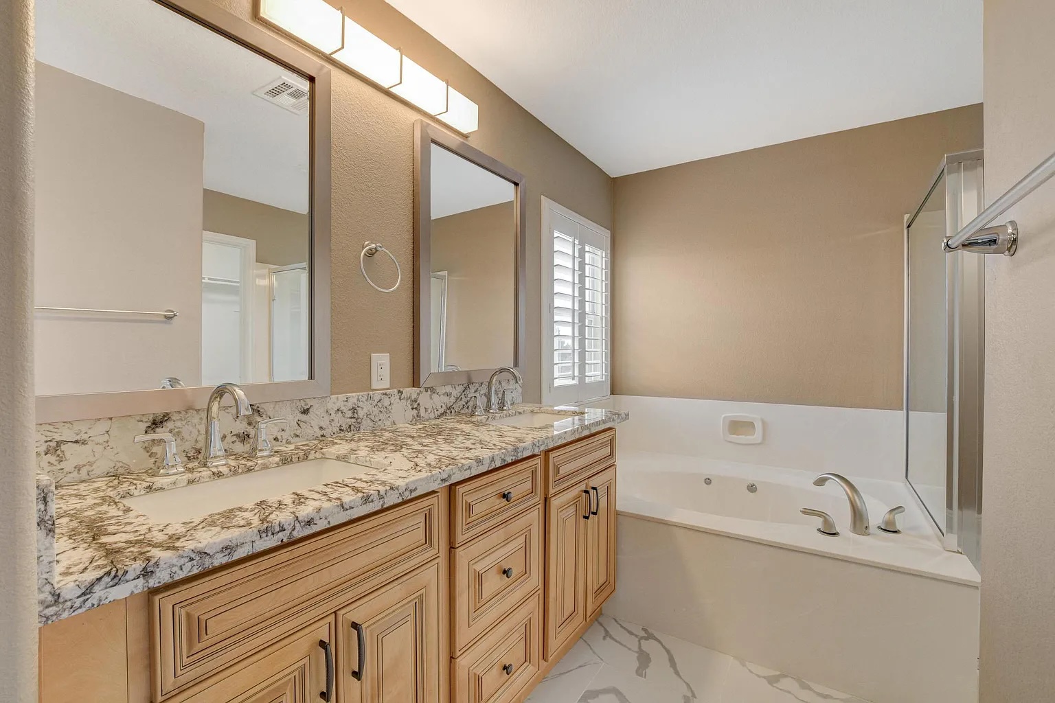 Mocha-With-a-dark-Glaze4_1-cc